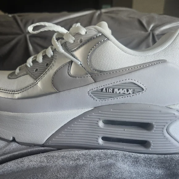 Nike Air Max in Light Gray and Soft Pink - Picture 7 of 7